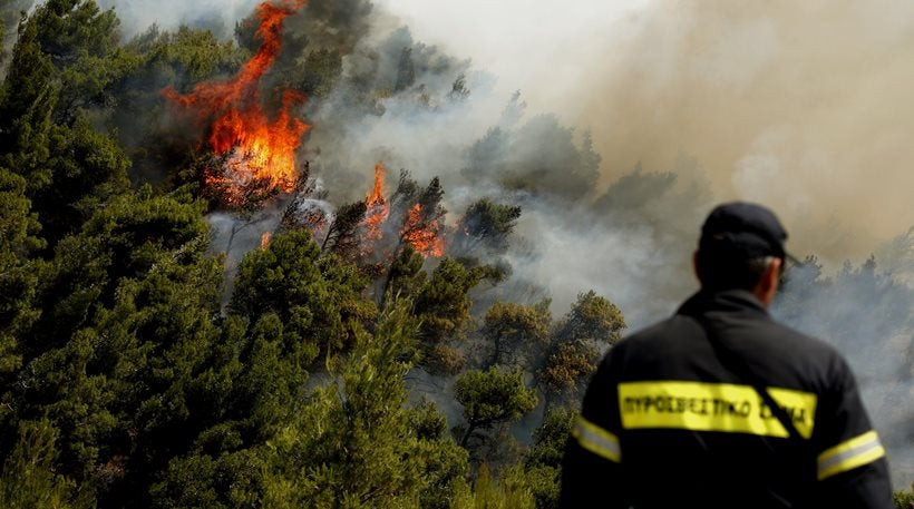 Φωτιά στα Καλύβια Αττικής – Απειλούνται σπίτια, λέει ο δήμαρχος Σαρωνίδας